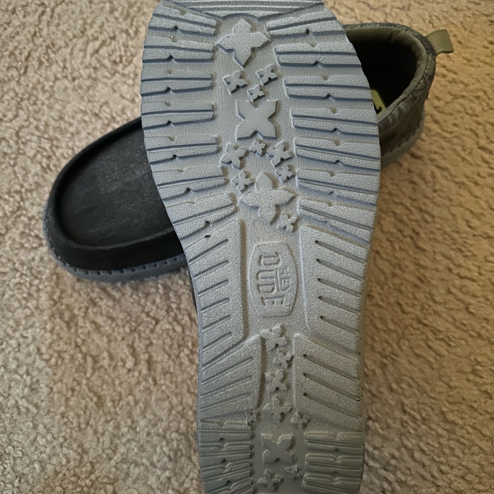 Hey dude men’s 9 (accidentally got men’s not women’s never worn, no box - Picture 2 of 4